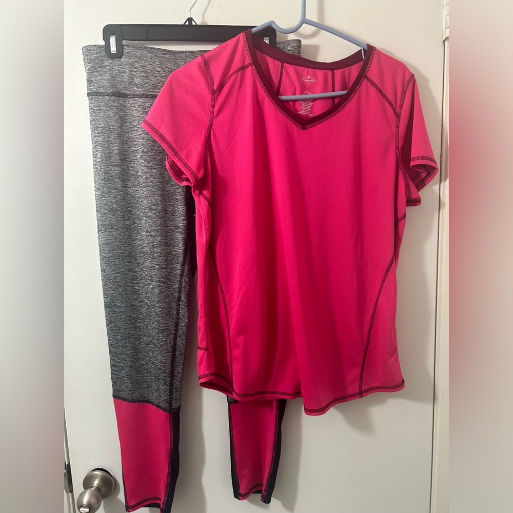 Athletic outfit St. John’s Bay pink shirt City Streets leggings size large